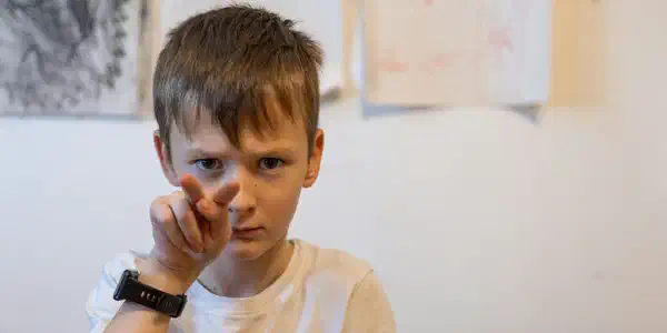 Miksi lapsi kiukuttelee kesäloman alussa? Tässä syy