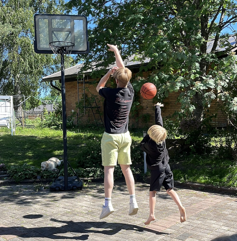 Isompi opettaa pienempää. Kuva: Liinan kotialbumi