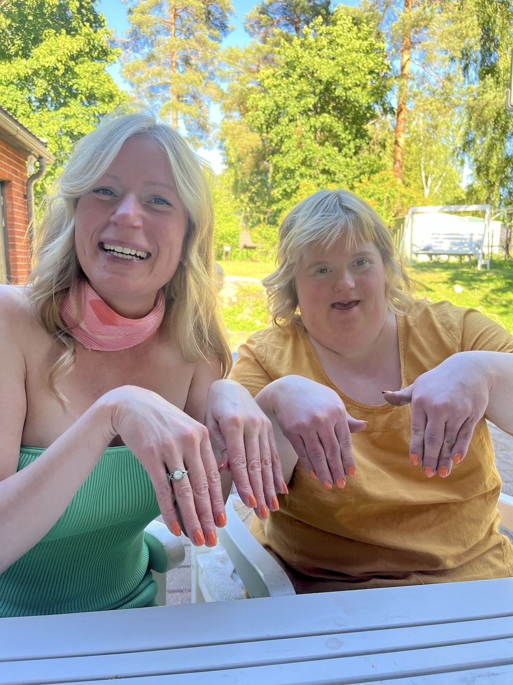 Siskosten kynnet mintissä. Kuva: Liinan kotialbumi