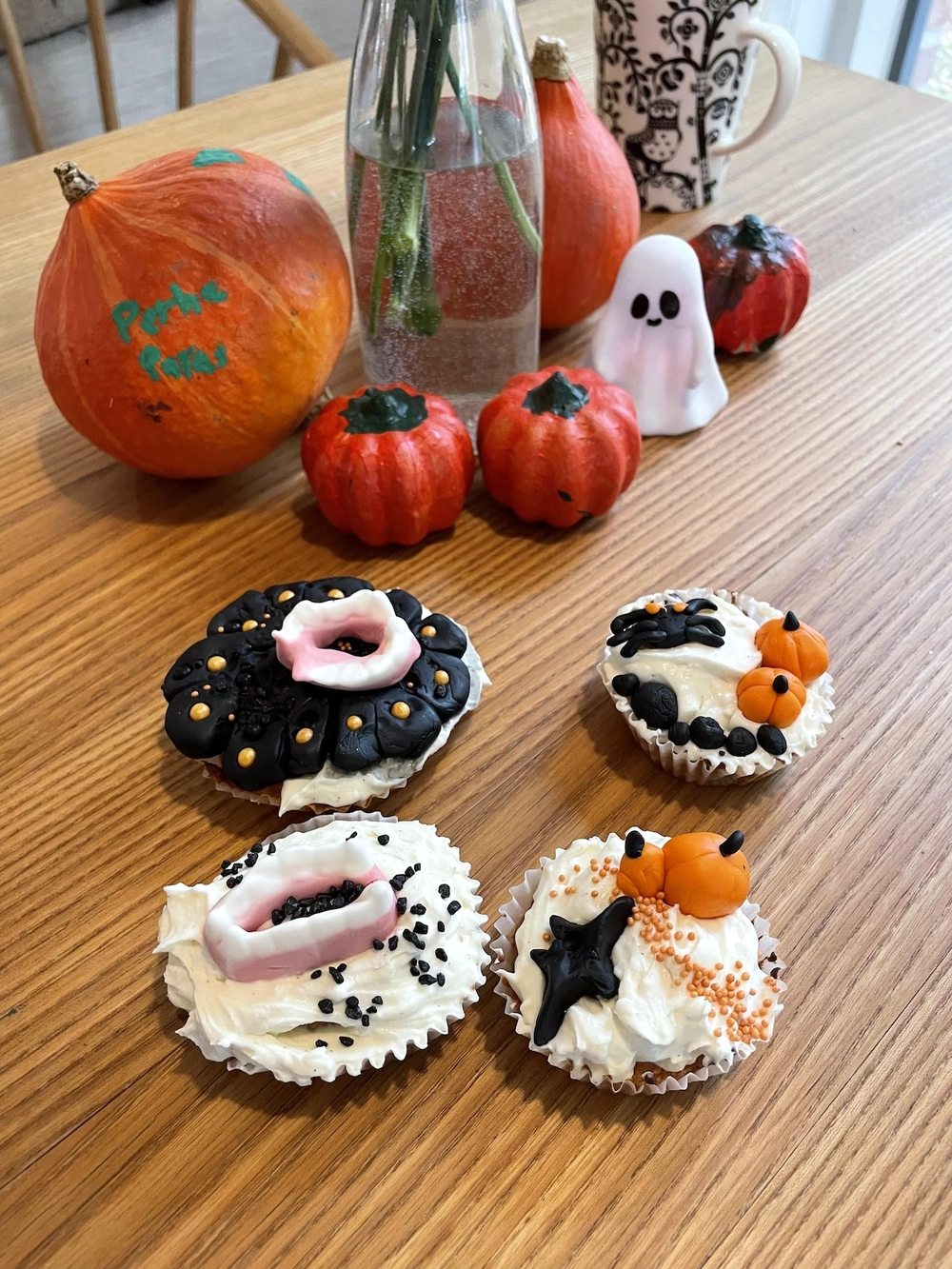 Leivo suosikkimuffinejasi, päällystä kermavaahdolla ja koristele halloween-henkeen esimerkiksi karkeilla tai sokerimassalla. Kuva: Mian kotialbumi