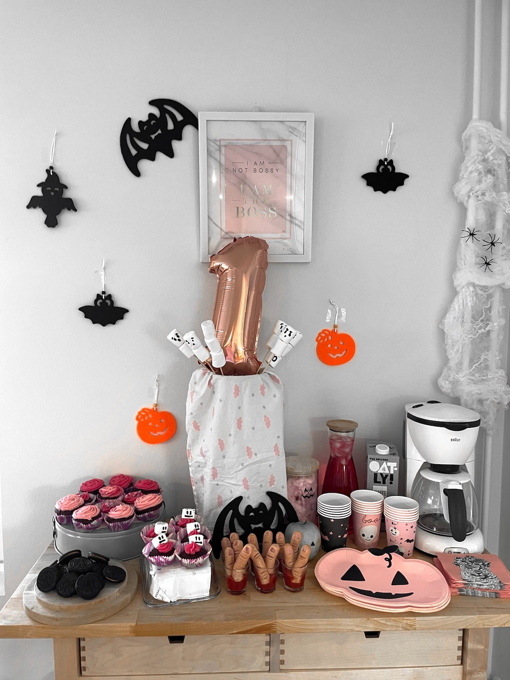 Synttäritarjoiluja halloween-teemalla. Kuva: Mian kotialbumi