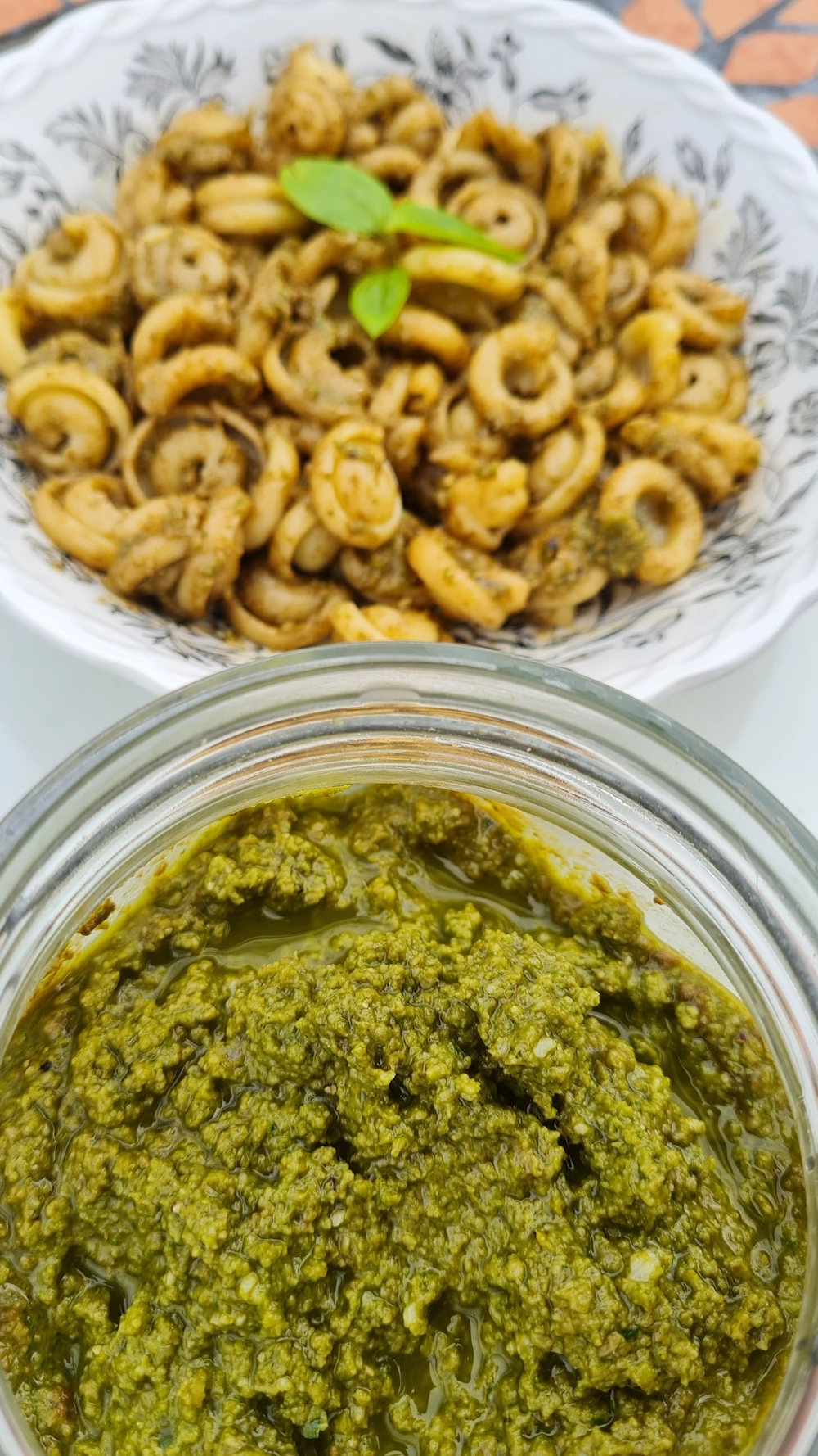 Pesto tunnetaan kaikkialla maailmassa ja siitä on monenlaisia muunnelmia. Kuva: Senni Loikala