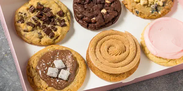 Crumbl Cookies – näitä keksejä himoitaan nyt! Tee kotikopiot